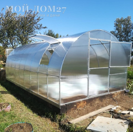 Теплица Восточная Усиленная 6 метров с поликарбонатом | Мой-Дом27 | Каркас изготовлен из оцинкованной замкнутой трубы 20*20 мм.<br>
 Ширина - 3&nbsp;метра. Высота - 2,1 метра. Длина 6 метров.&nbsp;<br>
 Выдерживаемая снеговая нагрузка - 150 кг/м2. Выдерживаемая ветровая нагрузка - до 20 м/с.<br>
 Расстояние между дугами 0,65&nbsp;метра.&nbsp;Толщина металла дуг 1,2 мм.&nbsp;Ширина двери 0,96 метра.<br>